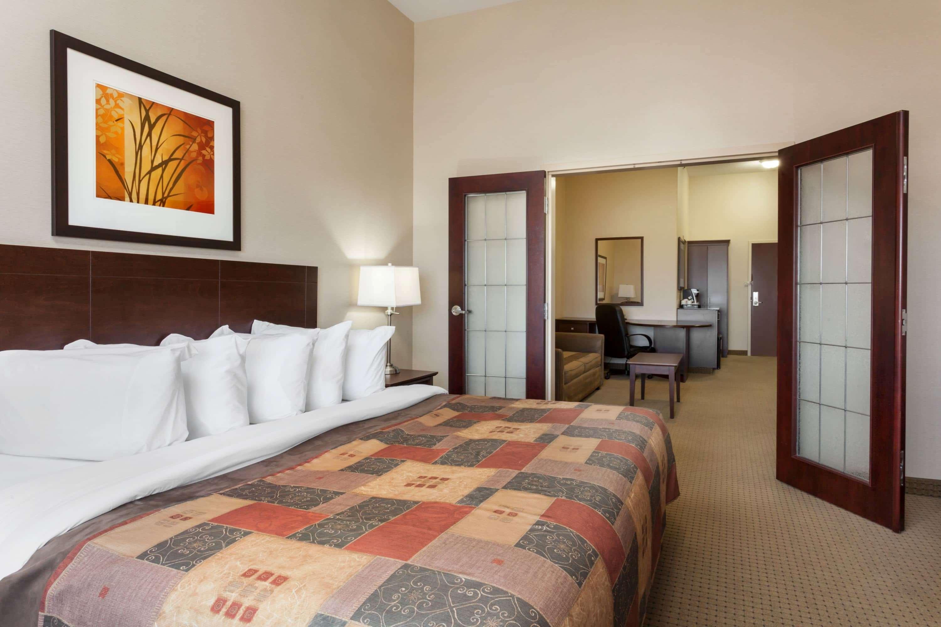 Hotel Ramada By Wyndham Weyburn Exterior foto
