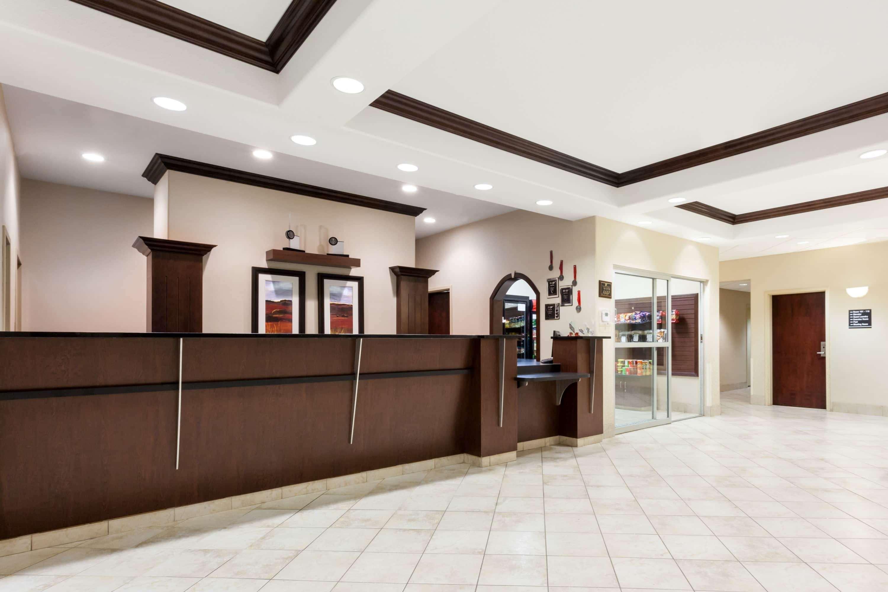 Hotel Ramada By Wyndham Weyburn Exterior foto